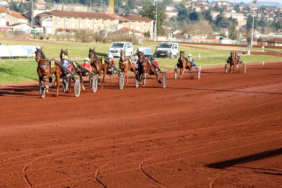  COURSES HIPPIQUES ET GRILLADES  À L’HIPPODROME DE SAINT-GALMIER