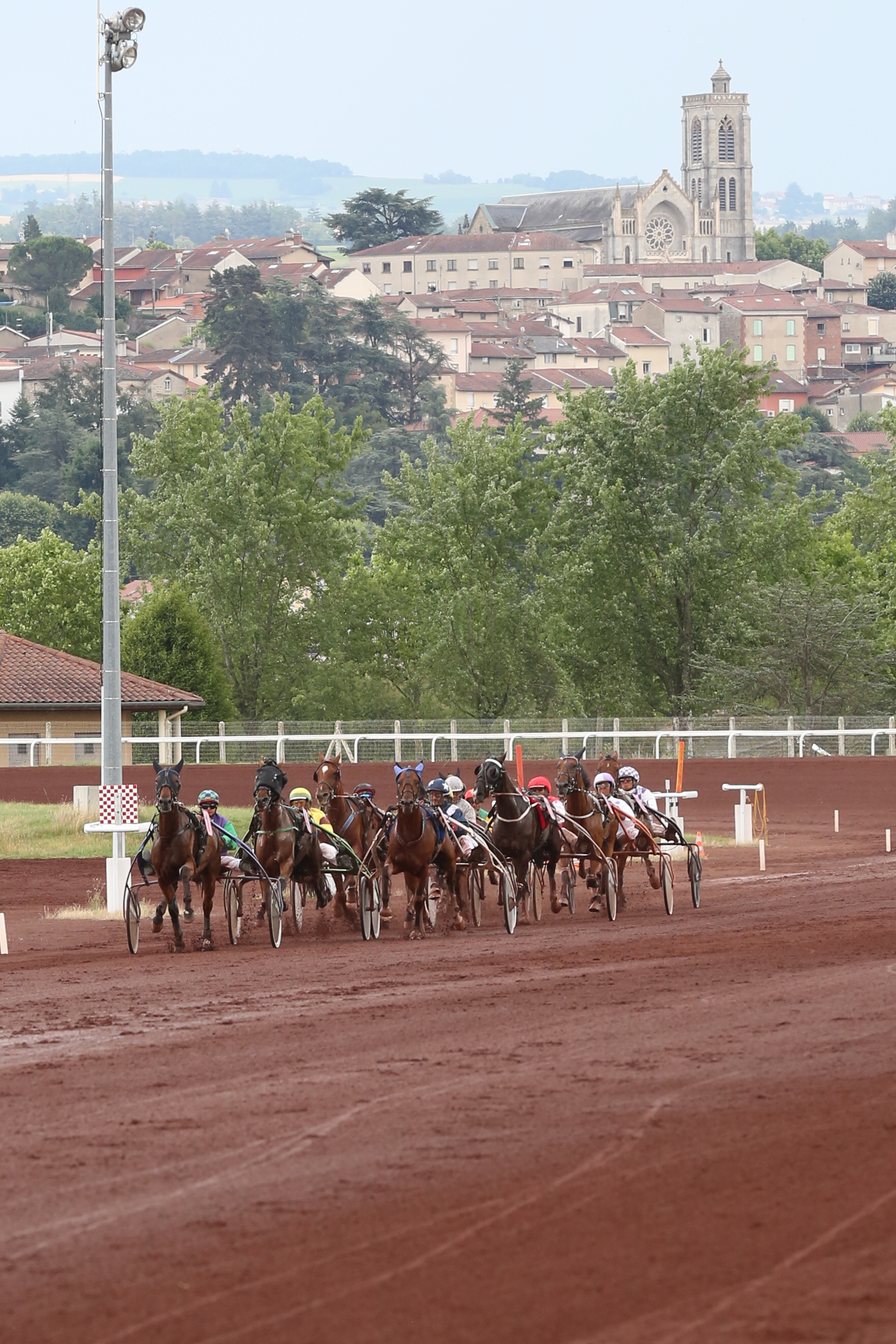 MERCREDI 16 OCTOBRE : SAINT-GALMIER ACCUEILLE LA 11E ÉTAPE DU GRAND NATIONAL DU TROT 